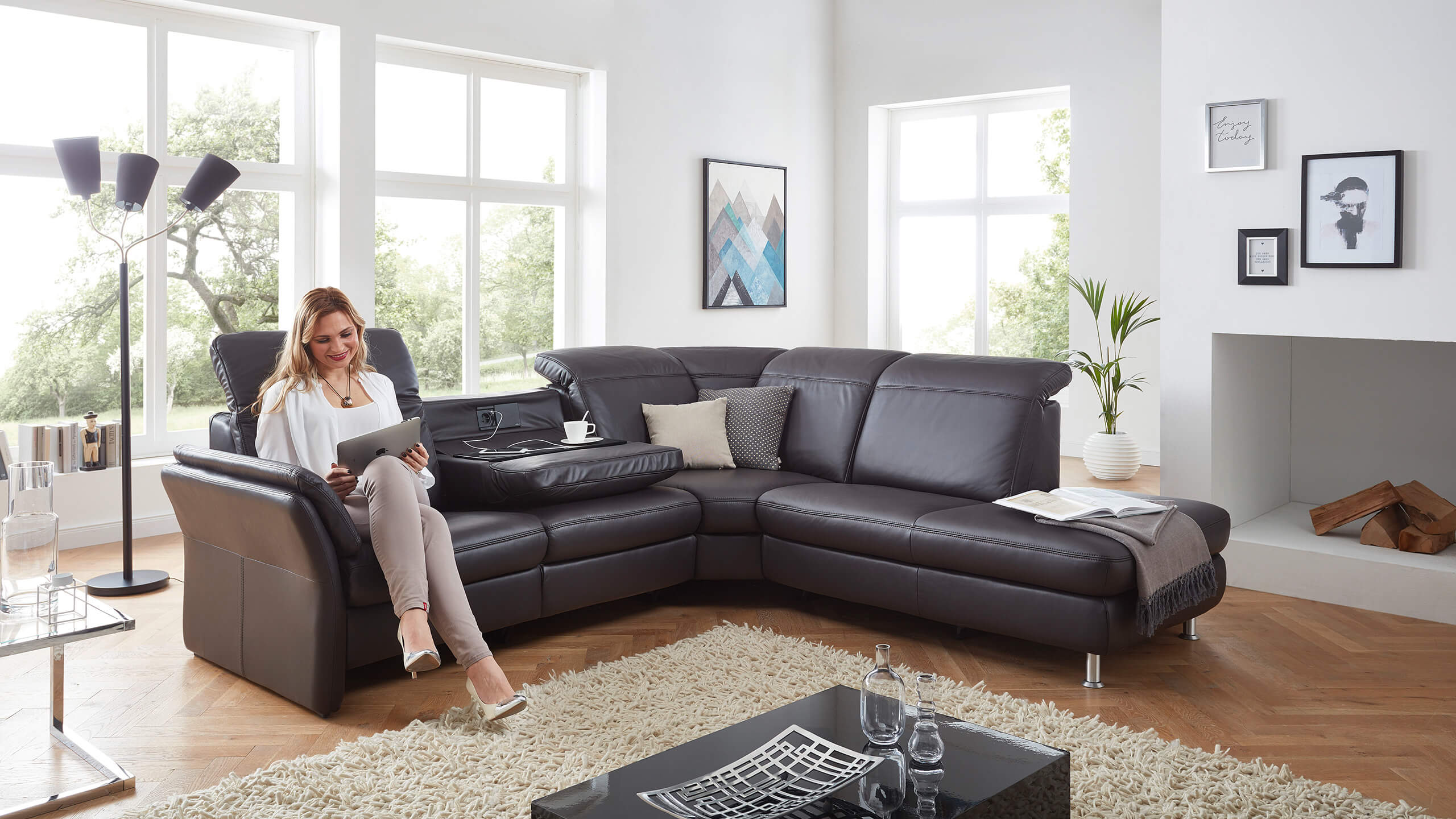 Shogun Ecksofa Leder braun mit Frau und Mediaelement