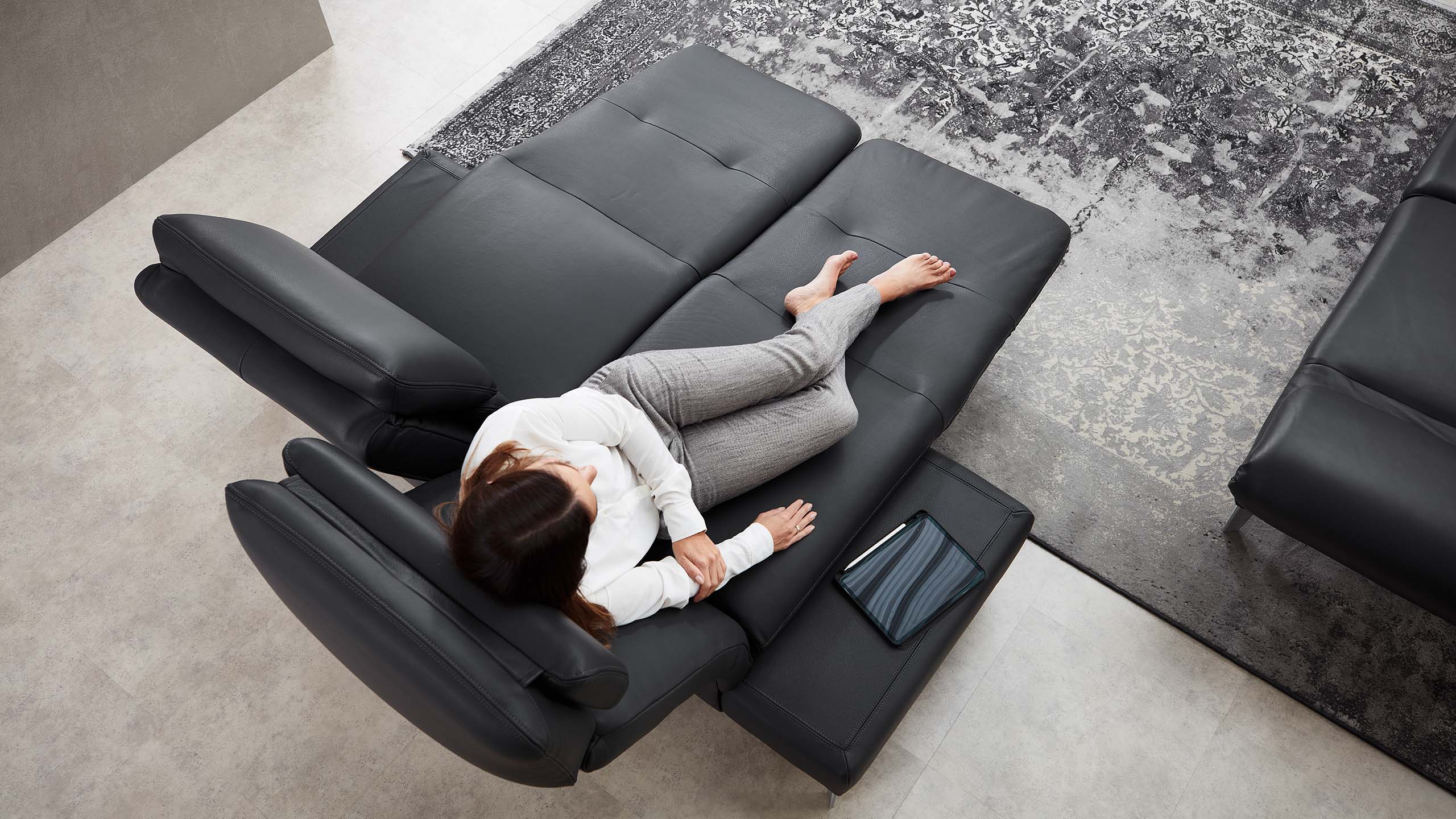 Funktionssofa Cassis von oben mit Frau auf Relaxliege