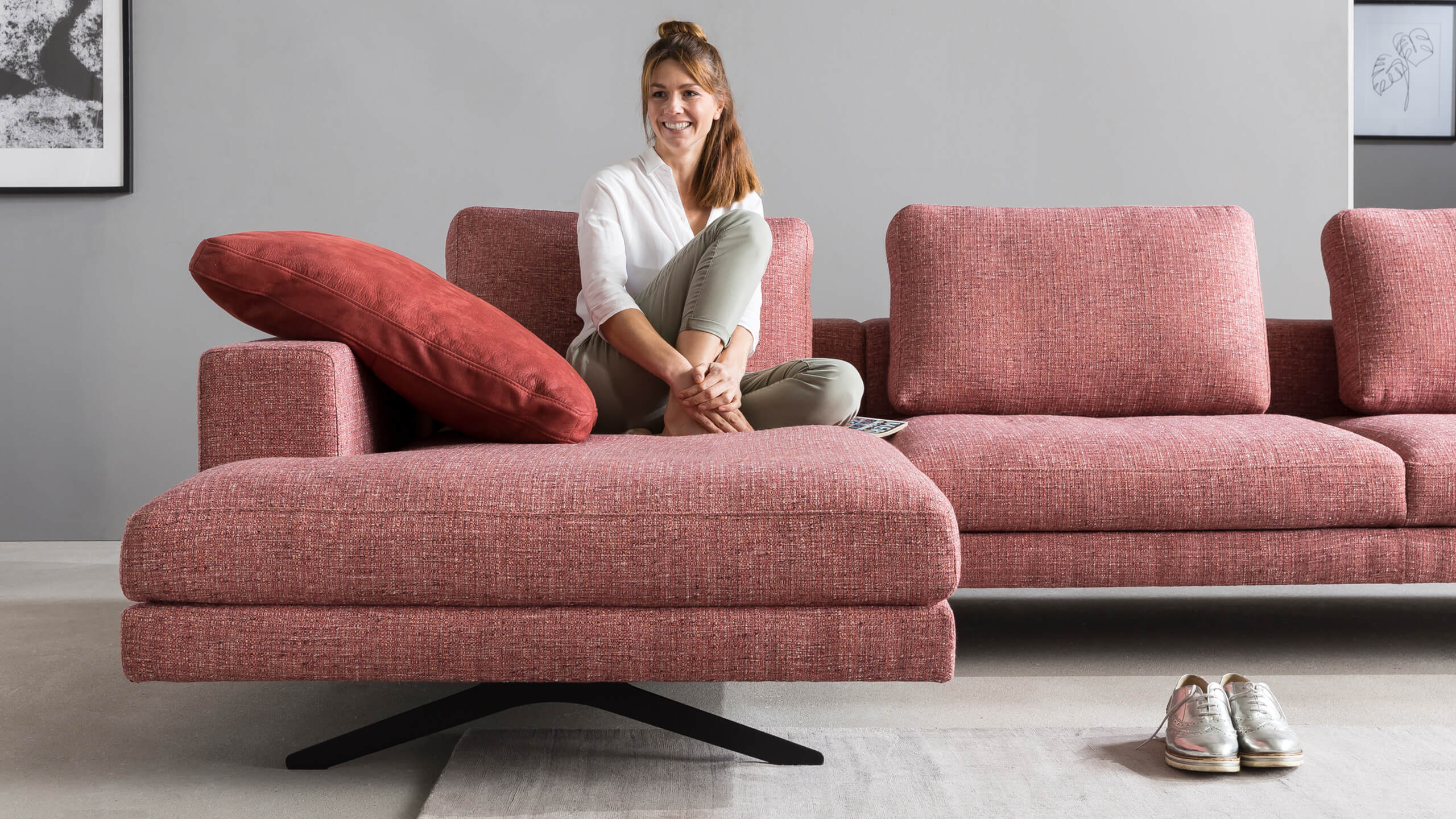 Claire XL Longchair Detailaufnahme mit Frau