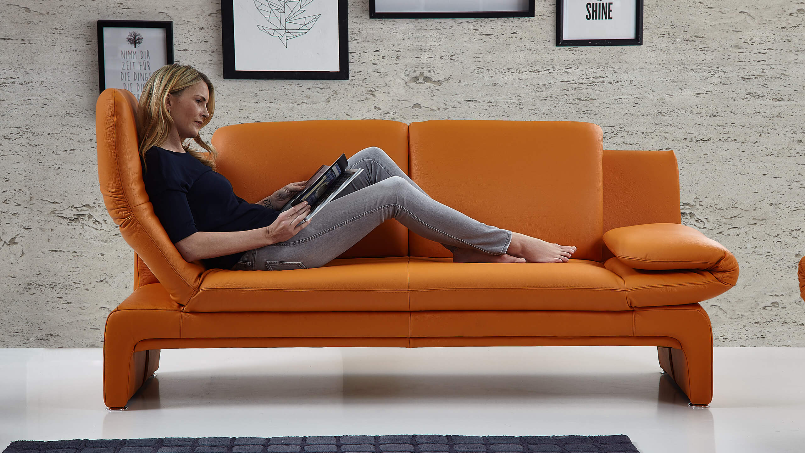 Paloma Funktionssofas Armlehne hochgestellt mit Frau