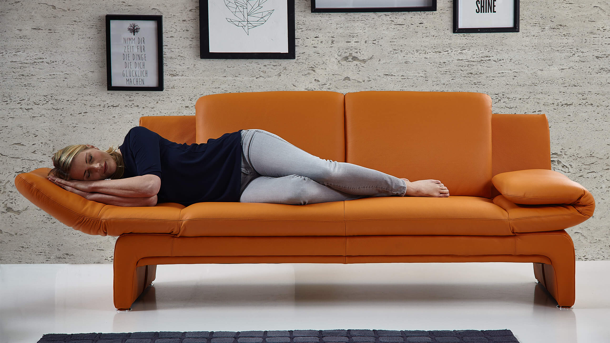 Paloma Sofa Funktionsarmlehne ausgeklappt mit Frau