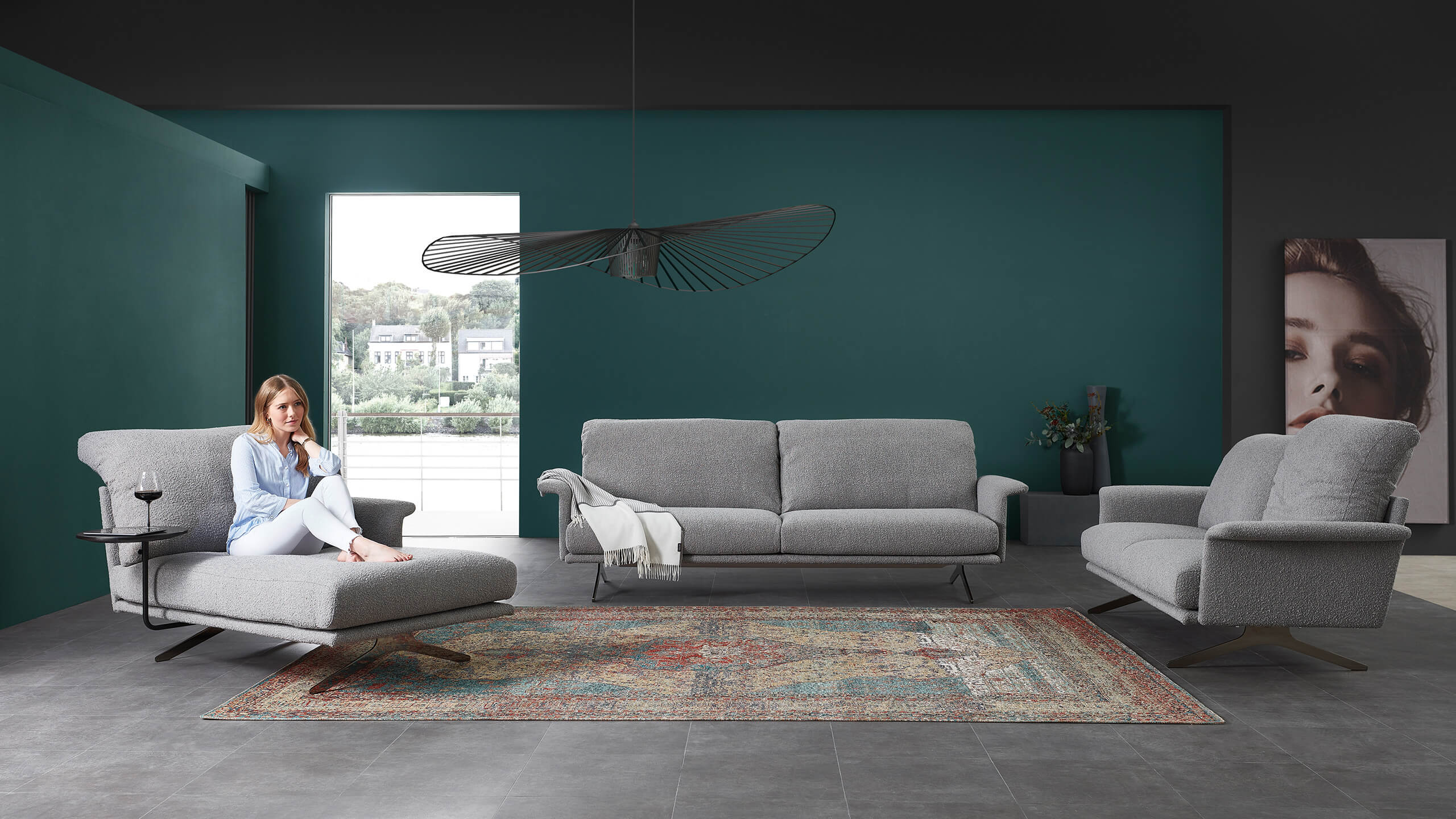 Cilia Sitzgruppe Stoff grau mit Model