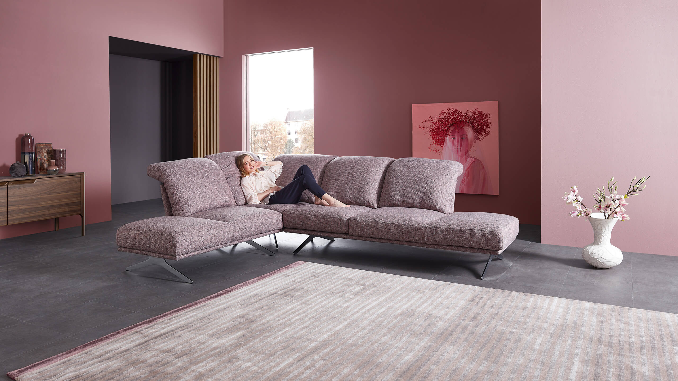 Cilia Ecksofa mit liegender Frau 