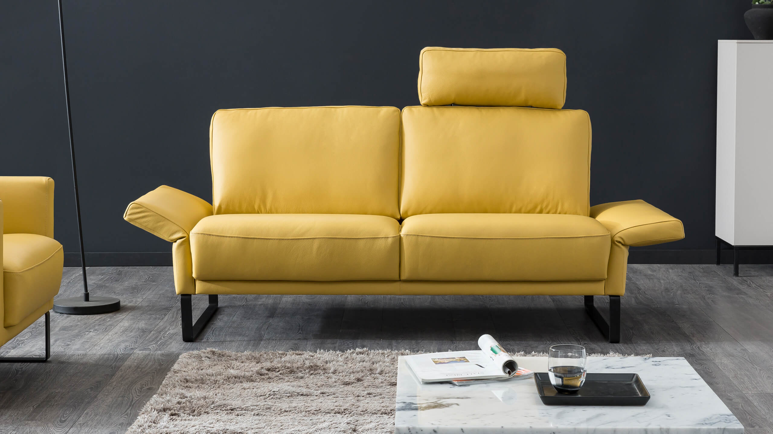 Avant Sofa gelb mit abgeklappten Armlehnen