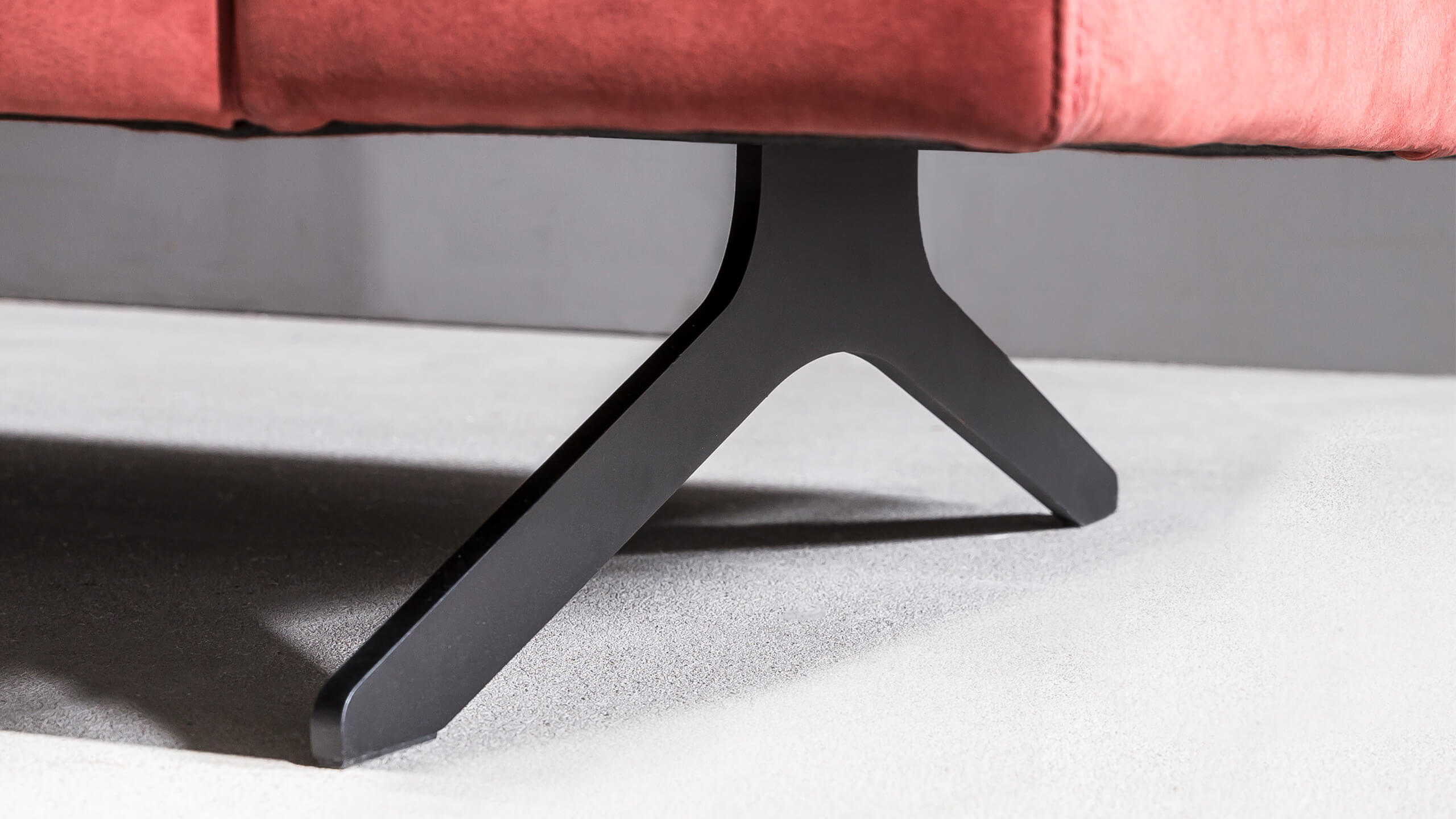 Claire Sofa Fuß Detailaufnahme