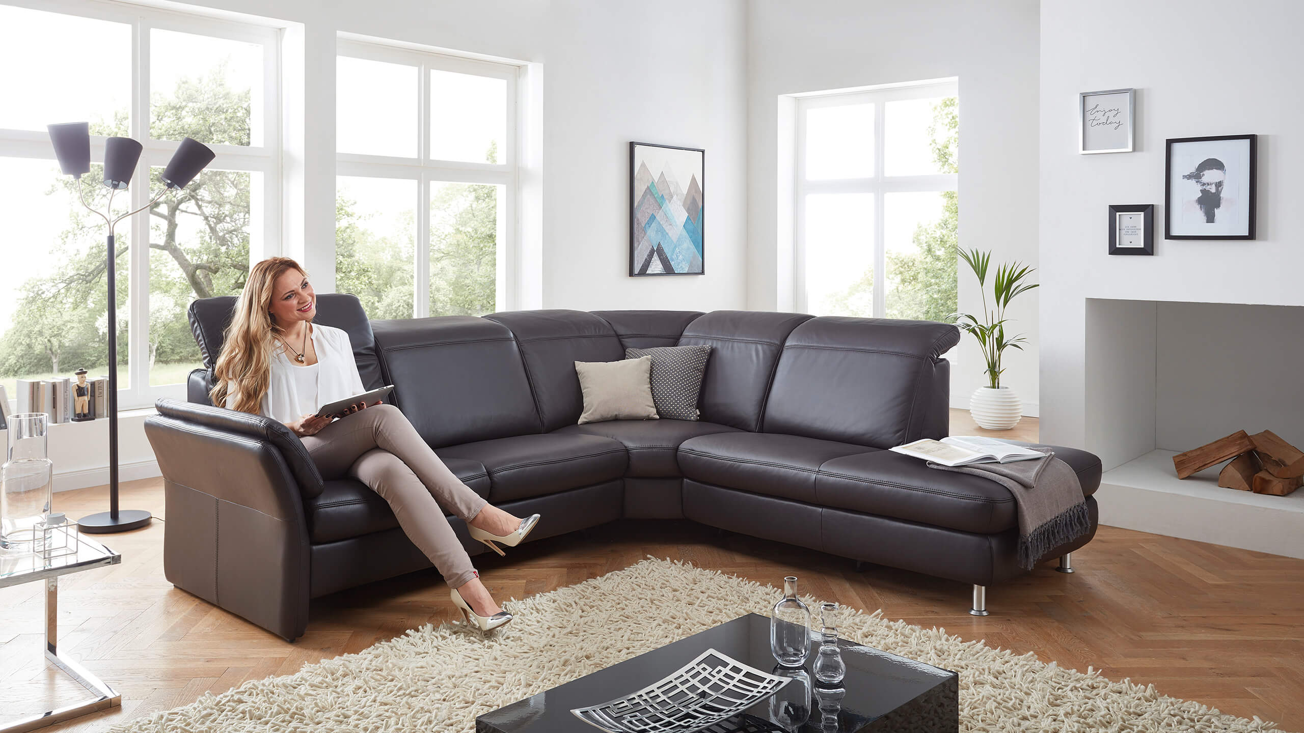 Shogun Ecksofa Leder braun mit Frau