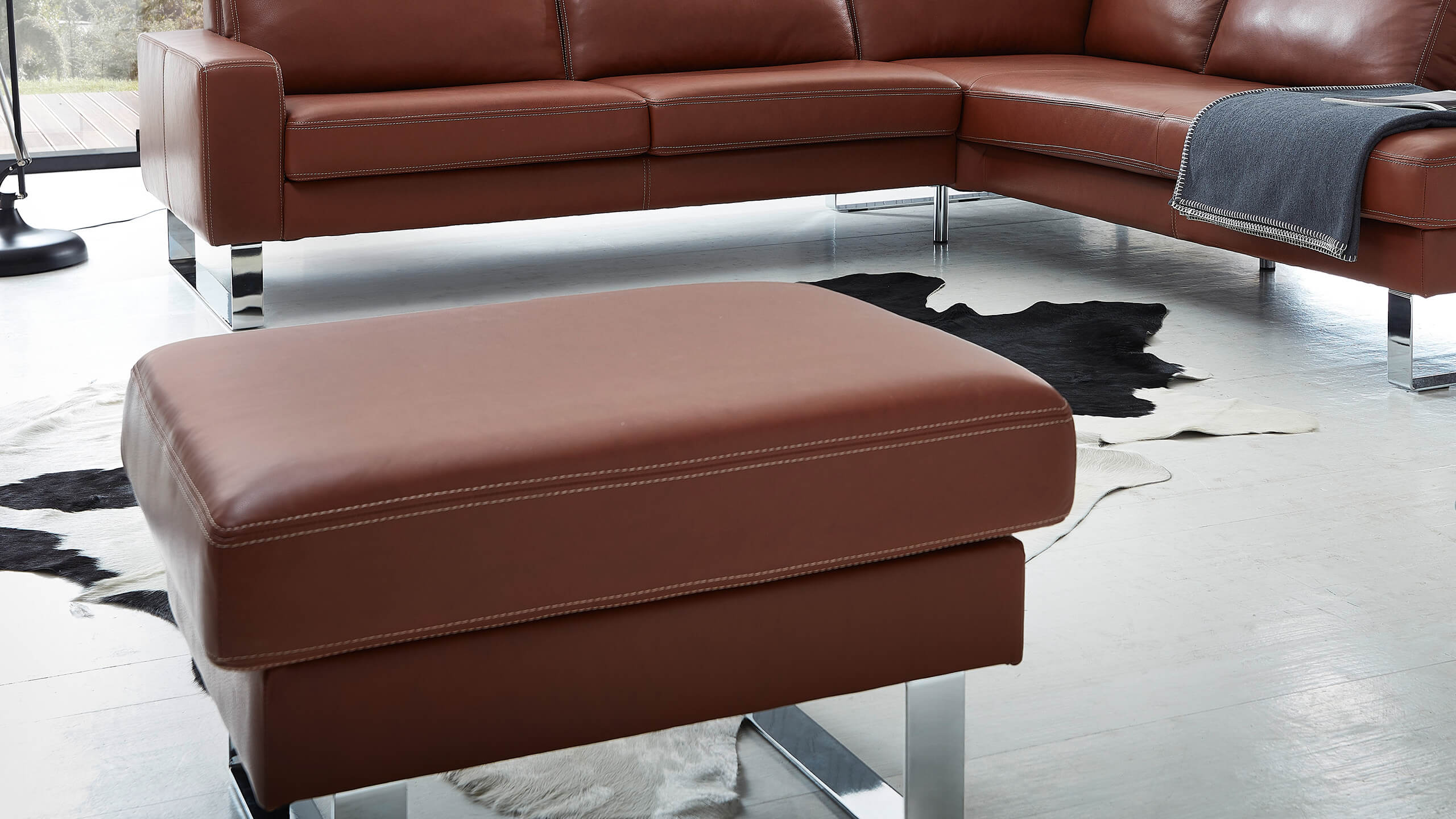 Vision Hocker Leder braun auf Kufen