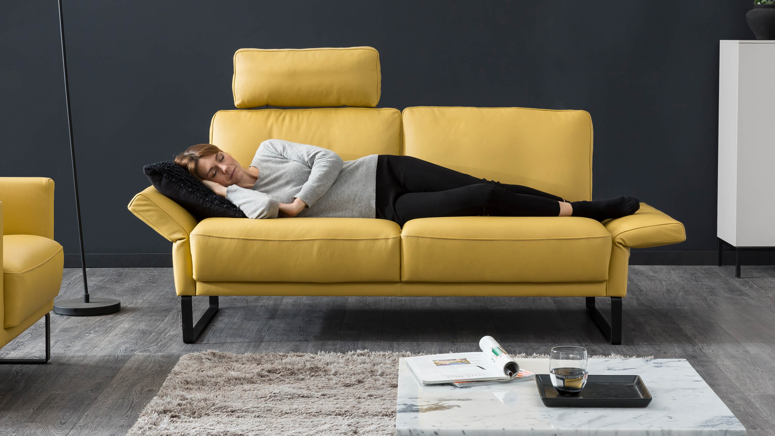 Avant Sofa mit Frau in Schlafposition