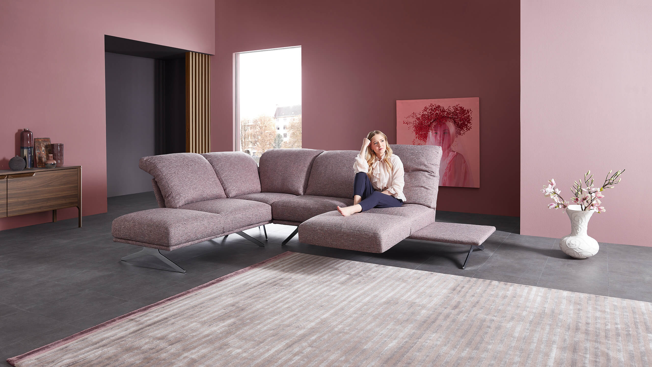 Cilia Funktionsecke mit Frau auf Dreh-Relaxsitz