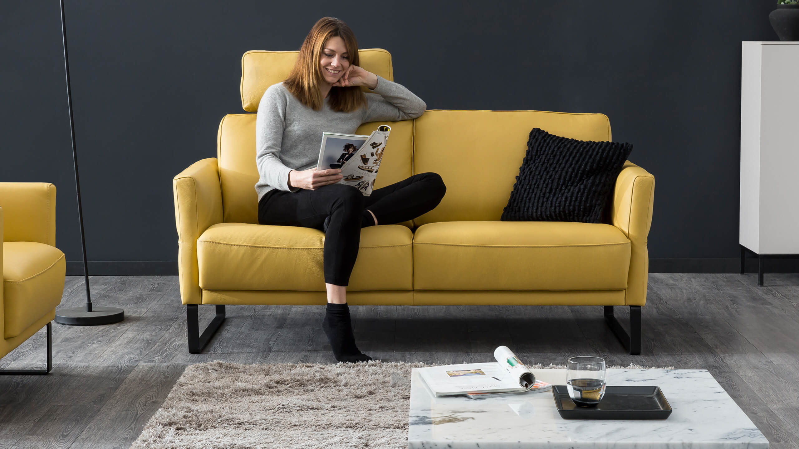 Avant Sofa mit Frau in Sitzposition