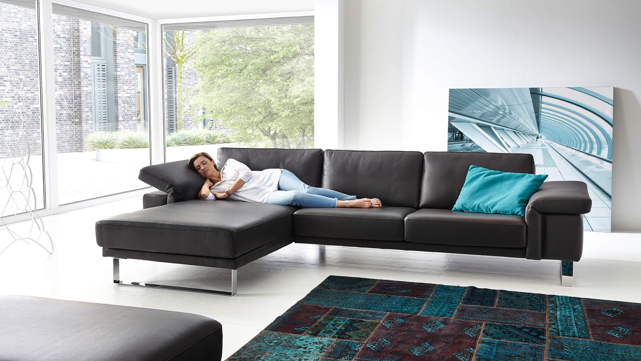 Avant Ecksofa mit Frau in Liegeposition