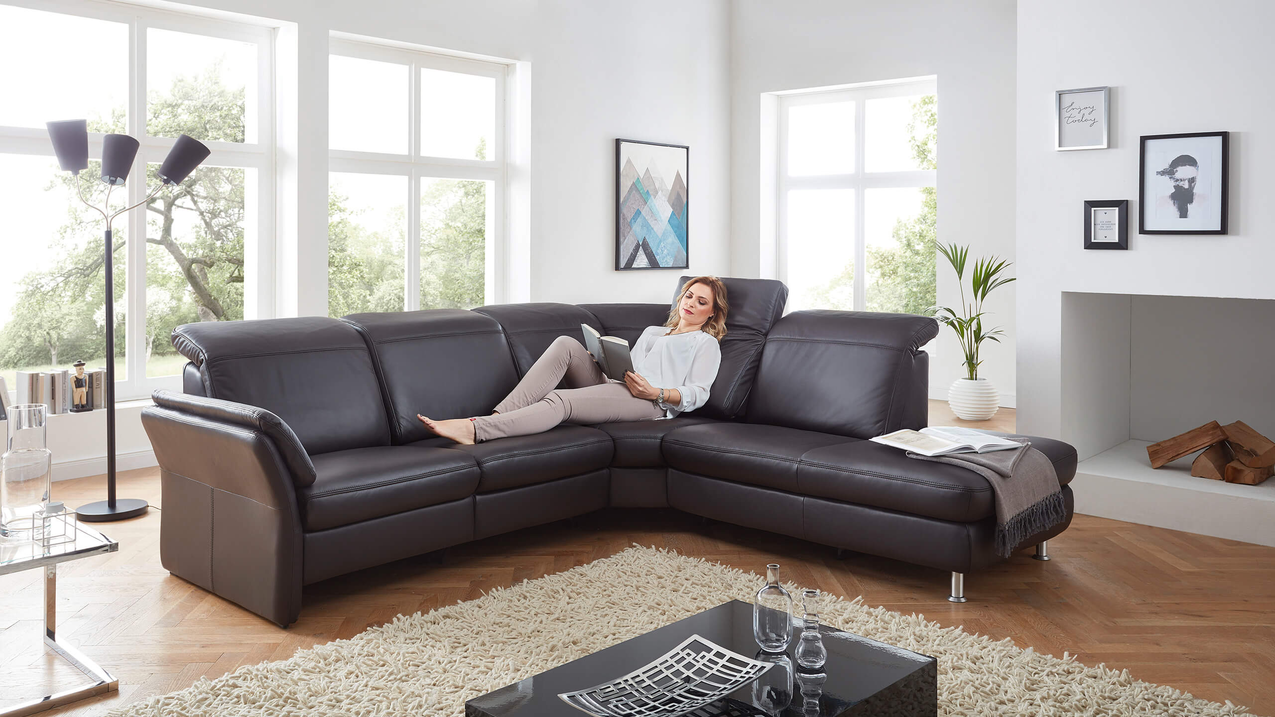 Shogun Ecksofa Leder braun mit liegender Frau