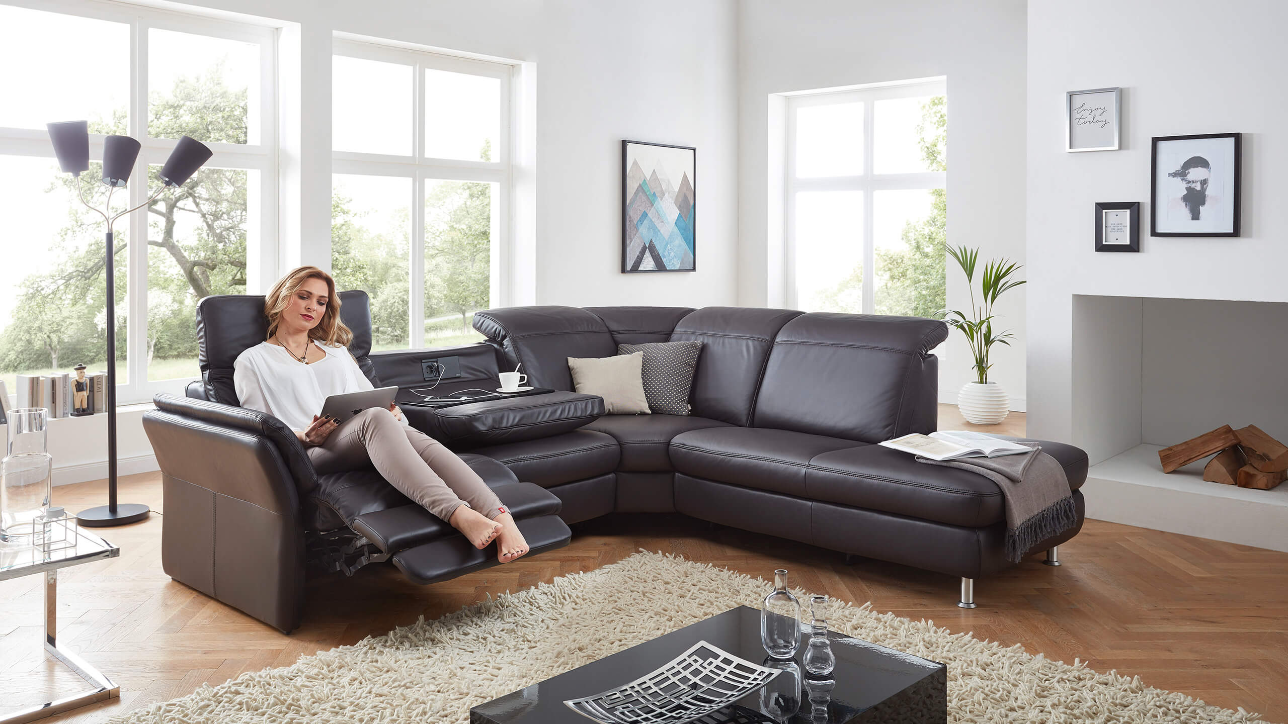 Shogun Ecksofa Leder braun mit Frau und Mediaelement