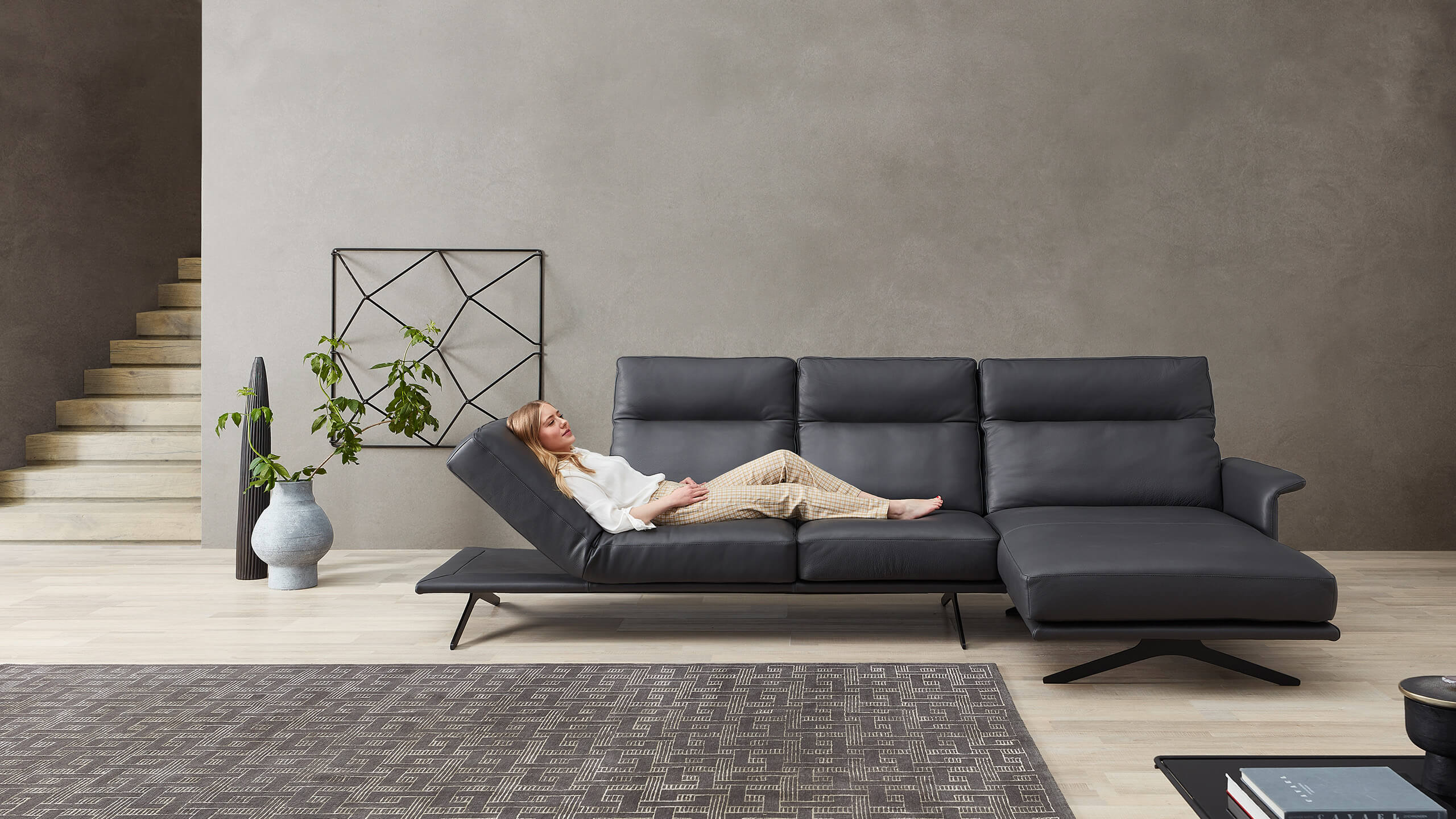 Cilia Ledersofa mit Longchair  Frau auf angewinkelter Armlehne