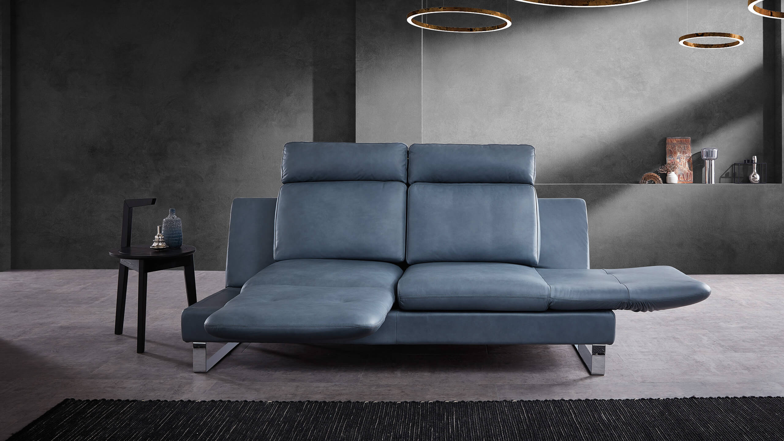 Cortina Sofa Dreh-Relaxsitz  links Armlehne ausgeklappt rechts