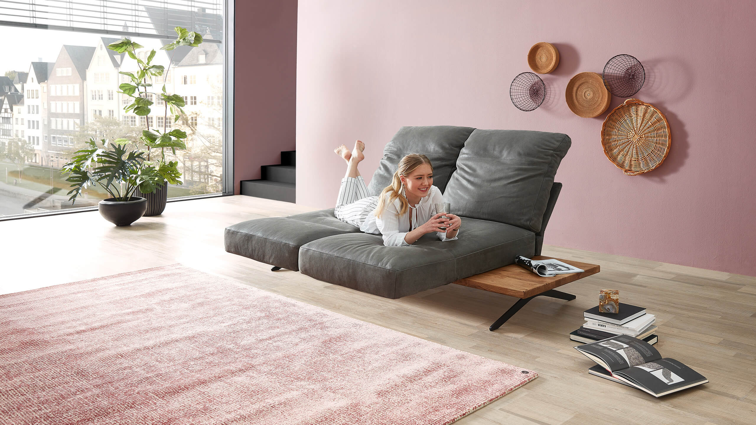 Cilia Funktionssofa Relax-Drehsitze mit liegender Frau