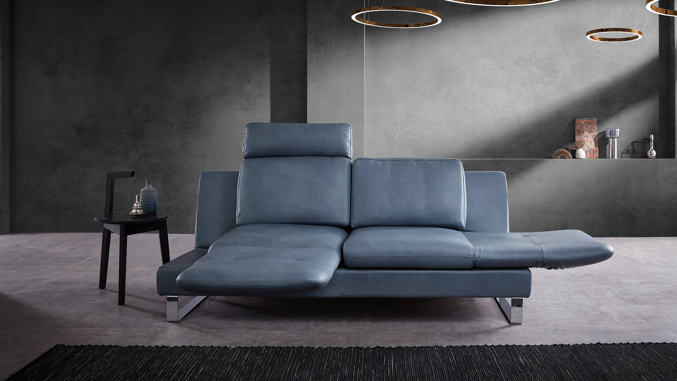 Cortina Sofa mit Dreh-Relaxsitz  links und Kopfsütze